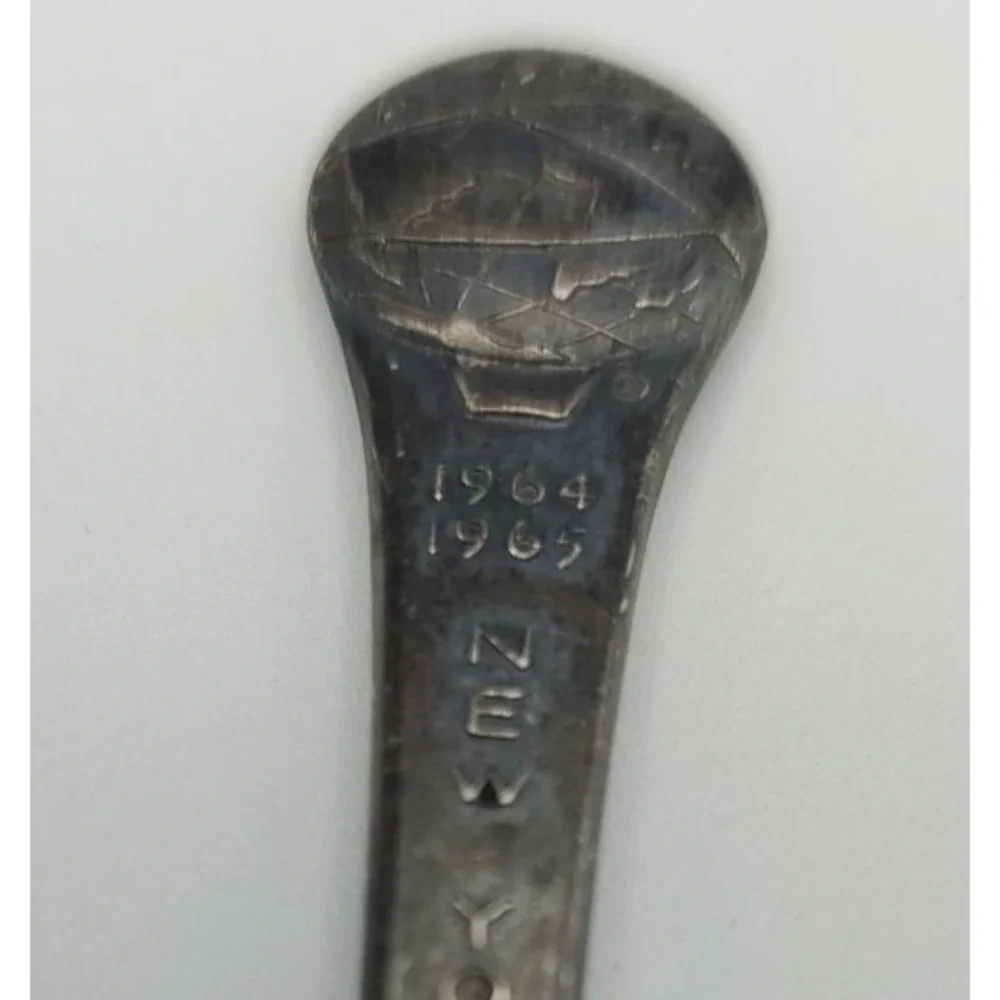 Vtg Oneida Silversmiths New York World's Fair 1964 Souvenir Spoon 3.75in tarnish